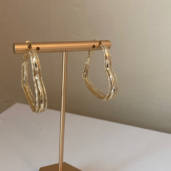 Pretty Bird Gold Heart Hoop Earrings - Picture 2 of 11